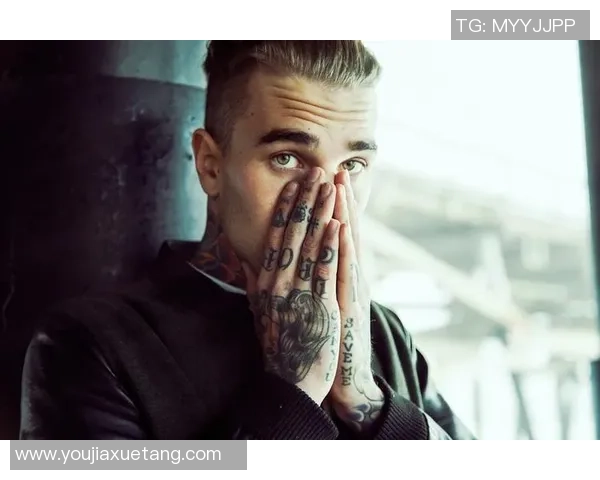 长发男头像足球明星的魅力与风采解析，探索他们的独特个性与球场表现